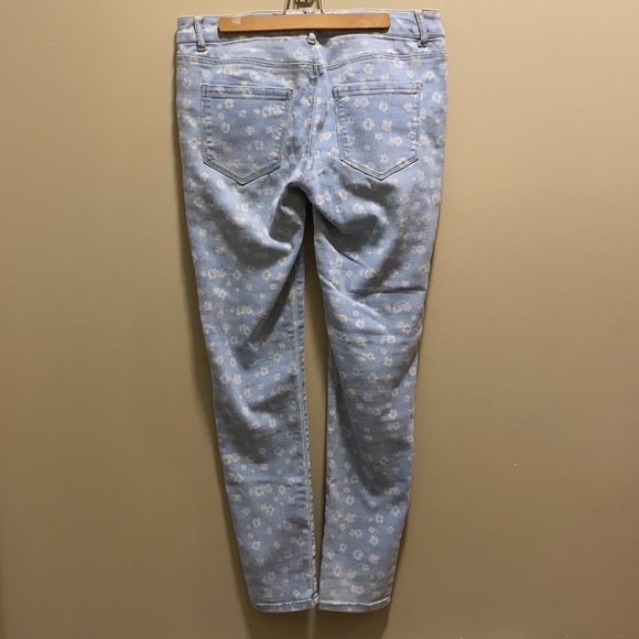 ✨NEW✨FOREVER21 LIGHT BLUE JEANS WITH WHITE DAISIES - Picture 6 of 14